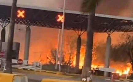 Por incendio en pastizal, cierran Puente Internacional que conecta Tamaulipas con Texas; bomberos combaten el siniestro