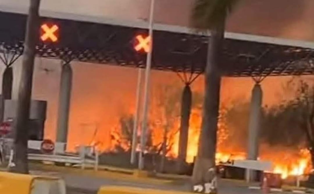 El incendio en un pastizal se registró cerca del Puente Internacional Lucio Blanco-Los Indios que enlaza a Matamoros, Tamaulipas con Texas (04/03/2025). Foto: Especial