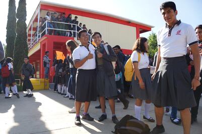 Varones con faldas protestan contra acoso en Oaxaca