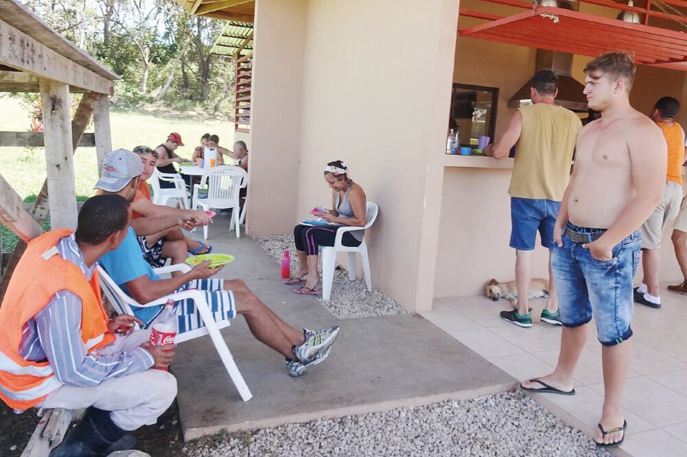 Migrantes cubanos permanecen en uno de los albergues instalados por el gobierno de Costa Rica en el noroccidente del país, antes de su viaje rumbo a EU (JOSÉ MELÉNDEZ. EL UNIVERSAL)