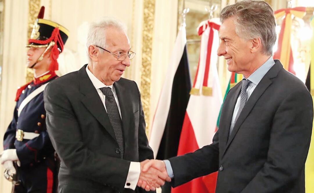 Valero presenting his credentials to former Argentinian President Mauricio Macri - Photo: File Photo/EL UNIVERSAL