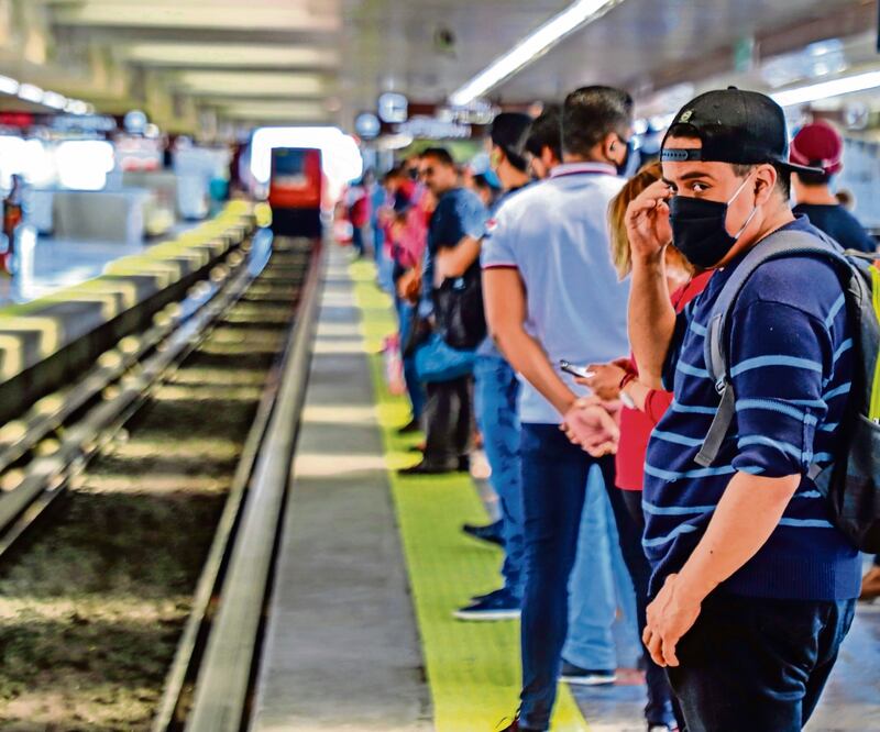 El hecho de cruzar la línea amarilla en los andenes es un indicador de alerta para los agentes de la PBI. Foto: Archivo EL UNIVERSAL 