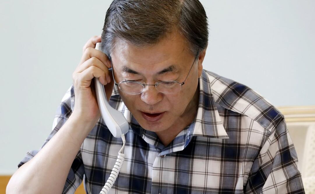 Moon Jae-in charlando por teléfono con Donald Trump. FOTO: EFE