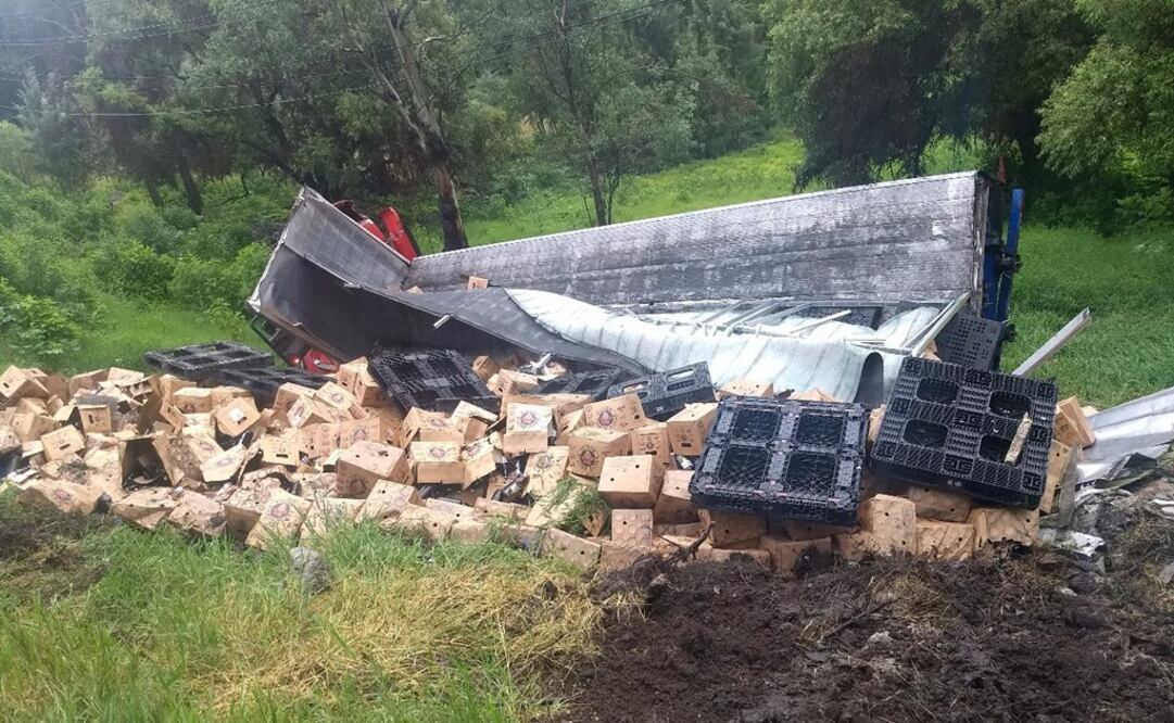 Tras el incidente, decenas de personas se concentraron en el lugar para llevarse las cajas del producto, incluso hubo mujeres y hombres, acompañados de sus hijos, quienes se llevaron dos o tres. Foto: Especial