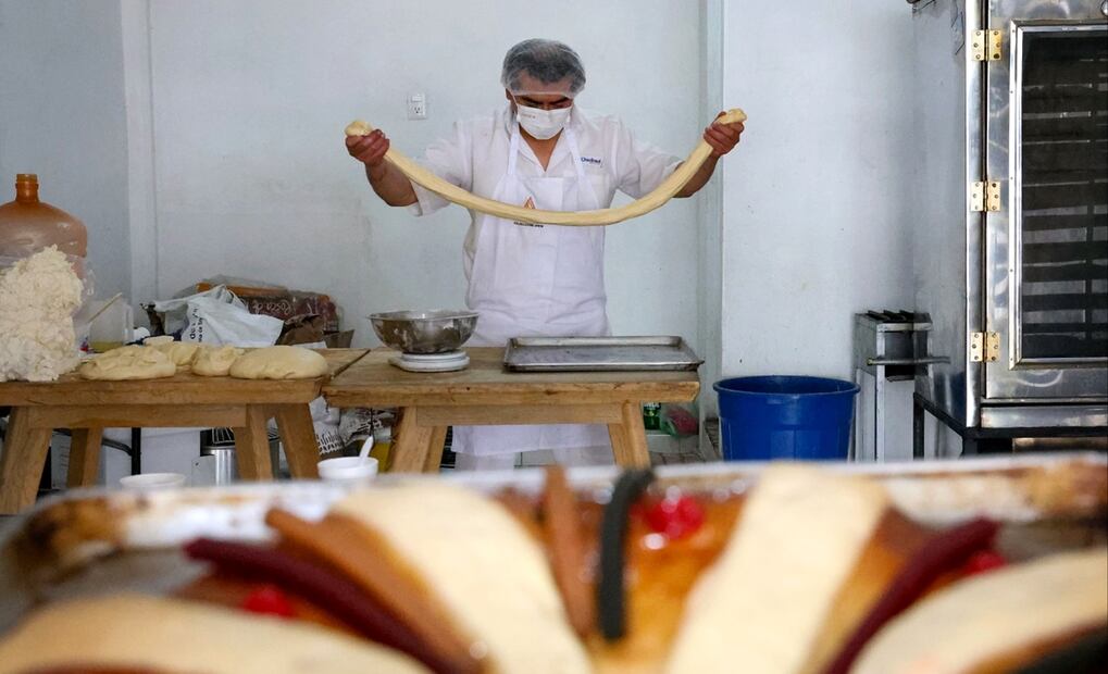 Elaboración de Rosca de Reyes. Foto: Luis Camacho/EL UNIVERSAL
