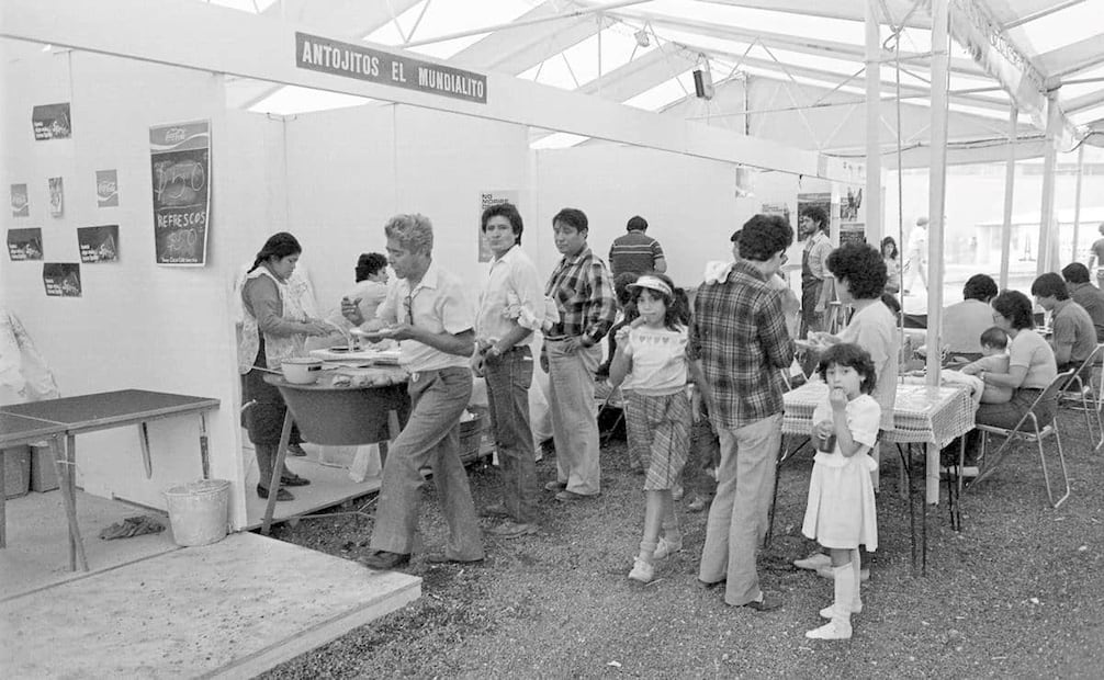 “Stands” dentro de los “tianguis mundialistas”. No sólo bastó cobrarles la cuota de renta, la AMPOFEC también cobró 58 mil pesos adicionales si se pasaban de los cuatro ayudantes permitidos. Foto: Gildardo Solís/Archivo EL UNIVERSAL.