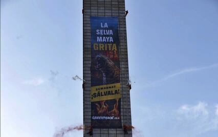 FOTOS: Activistas de Greenpeace escalan la Estela de Luz para exigir salvar la Selva Maya