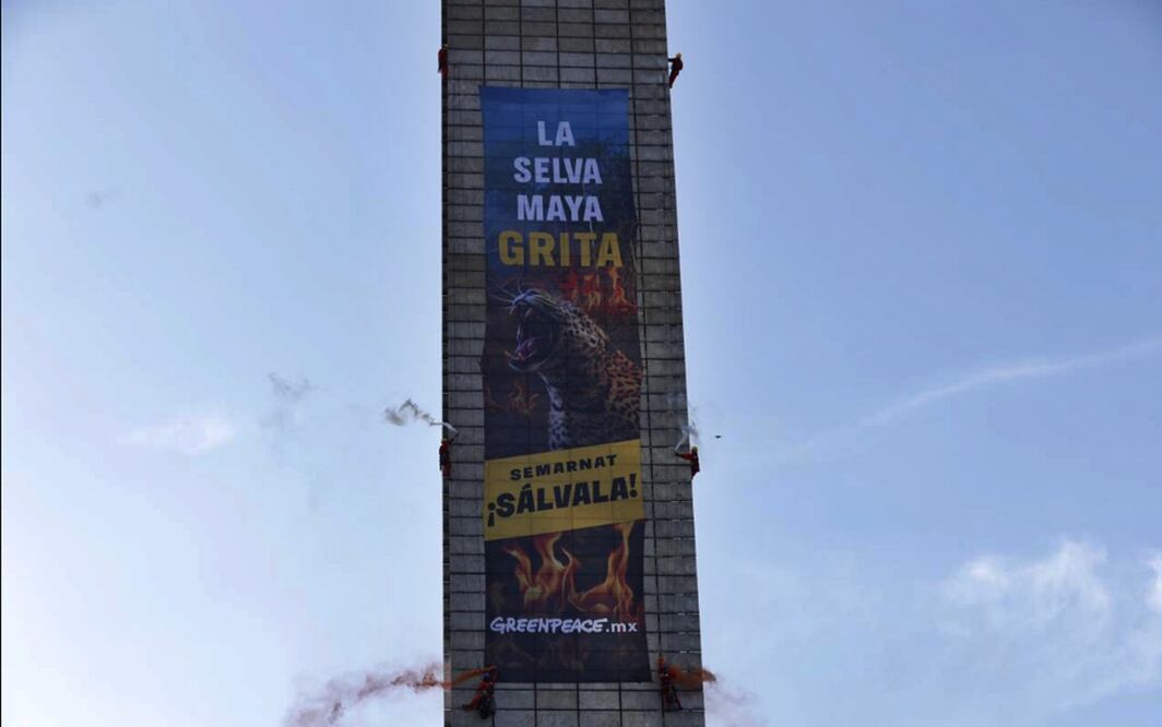 Nueve activistas de Greenpeace escalaron 70 metros de la Estela de Luz para desplegar una manta con la leyenda: “La Selva Maya grita, Semarnat ¡Sálvala!” en la Ciudad de México, el martes 23 de septiembre de 2025. Foto: Diego Simón/EL UNIVERSAL