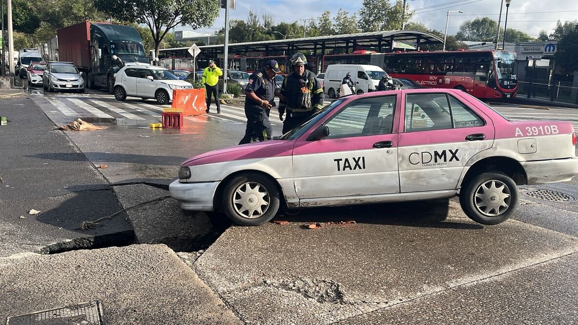 Este sábado se registró un nuevo socavón en la Ciudad de México, ahora en la alcaldía Azcapotzalco. (Foto: especial)