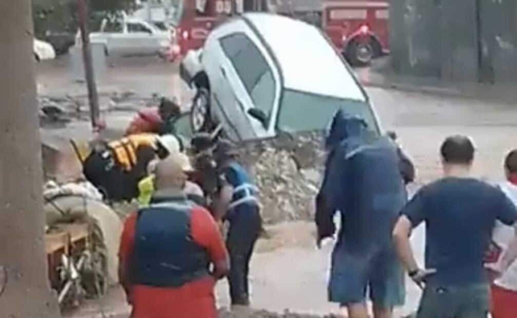 Tormentas en Nogales dejan 3 muertos: corrientes en calles arrastran personas y autos