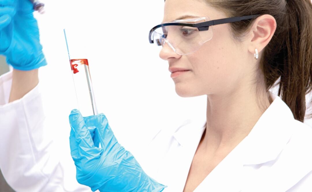 A scientist doing some tests – Photo: James Peragine/AP