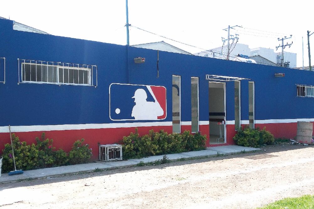 Vestidores, baños y una cama de masaje que, según testigos, usaba sólo el ex titular de la demarcación, Sergio Palacios, se encontró en el deportivo La Rosita (DIANA DELGADO. EL UNIVERSAL)