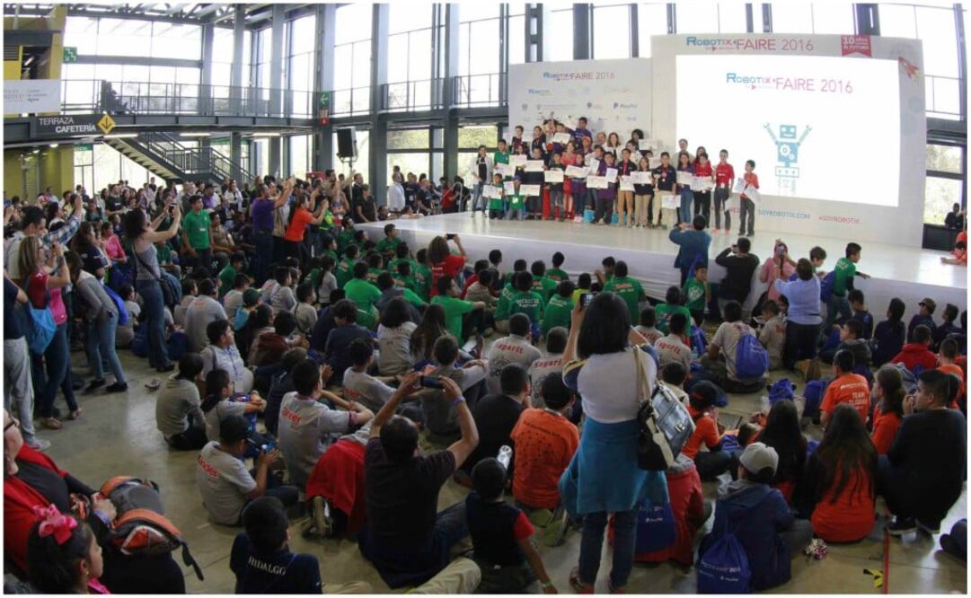 Fundación  Robotix desea generar ambientes de trabajo en equipo, en donde los estudiantes puedan contar con una vía de aprendizaje más natural