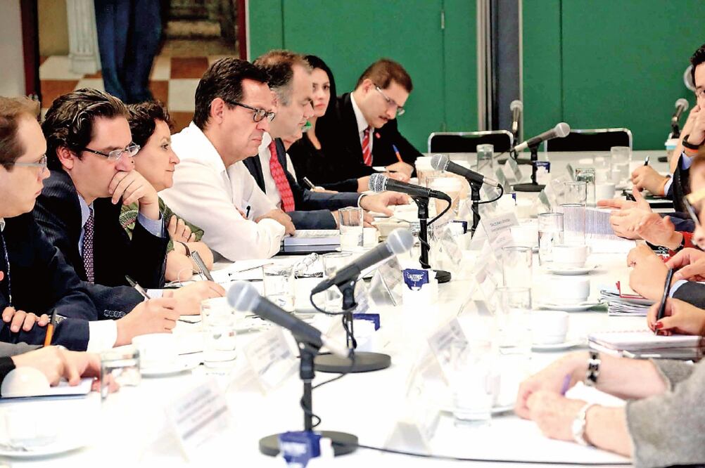 Roberto Campa, subsecretario de Derechos Humanos de la Segob (tercero de izq. a der.), se reunió por última vez con los miembros del GIEI (SEGOB)