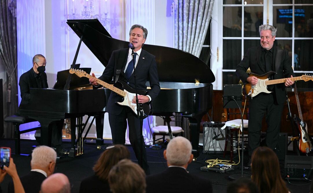 Antony Blinken, secretario de Estado de Estados Unidos, interpreta una canción de Muddy Waters durante una celebración que marca el lanzamiento de la Iniciativa de Diplomacia Musical en la Sala Benjamin Franklin del Departamento de Estado en Washington. Foto: AFP