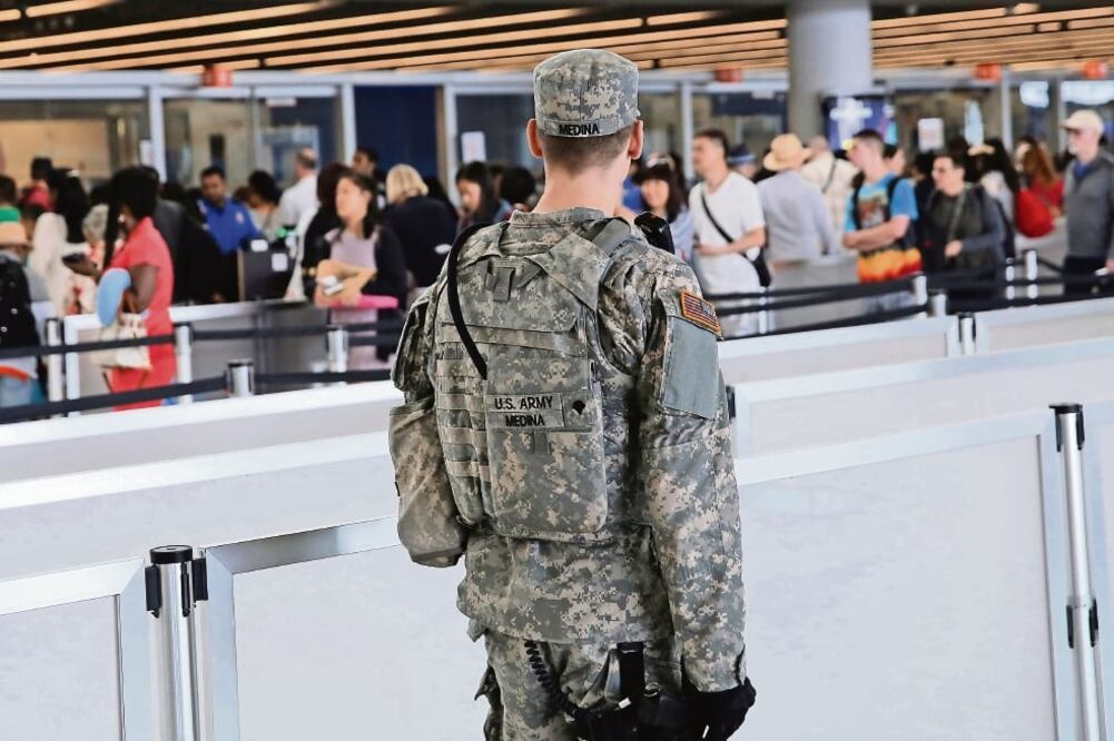 Un soldado estadounidense en el Aeropuerto Internacional John F. Kennedy, el miércoles pasado, el día que se presentó una falsa alarma de bomba (ANDREW KELLY. REUTERS)