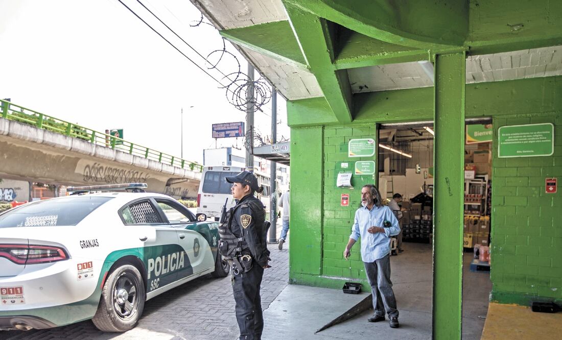 Reforzaron la seguridad en la tienda departamental ubicada en Eje 3 oriente y avenida Tasqueña tras ser atacada el miércoles por personas que sustrajeron electrónicos. Foto: GERMÁN ESPINOSA. EL UNIVERSAL