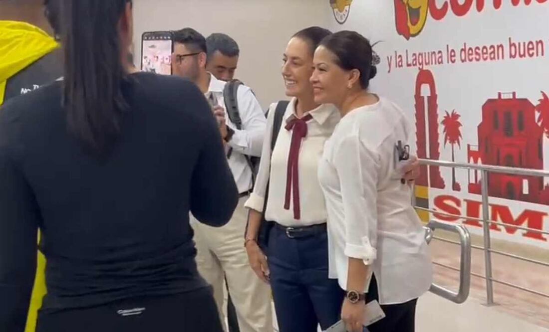 Claudia Sheinbaum fue recibida con aplausos y felicitaciones antes de abordar un avión comercial en el Aeropuerto Internacional de Torreón para regresar a la Ciudad de México. Foto: Captura de imagen