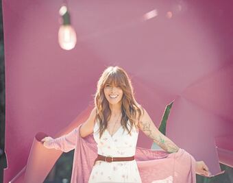 Kany llama a sus amigos a la mesa