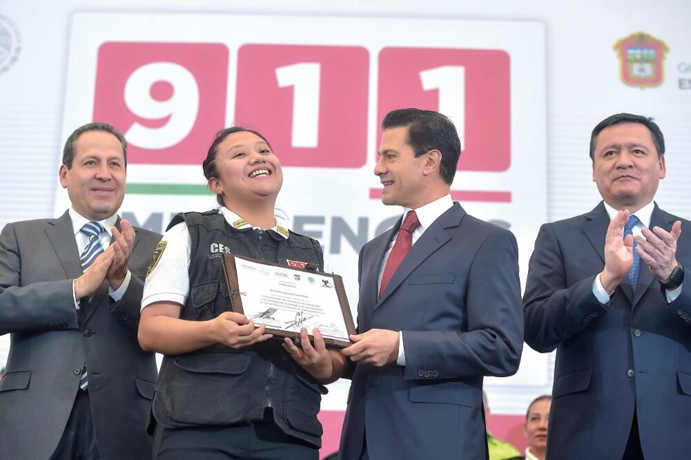 El presidente Enrique Peña Nieto inauguró de manera formal el número de emergencia 911 a nivel nacional, acompañado por el gobernador del Estado de México, Eruviel Ávila (izq.), y el secretario de Gobernación, Miguel Ángel Osorio Chong (PRESIDENCIA)