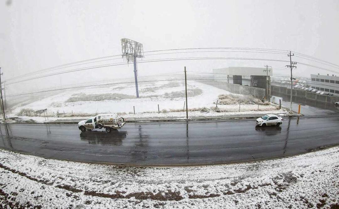 En Saltillo y Arteaga, en Coahuila, se reportó la caída de hielo y aguanieve, lo que provocó que algunos puentes vehiculares estuvieran cerrados 21 de enero. Foto: Alejandro Rodríguez / CUARTOSCURO