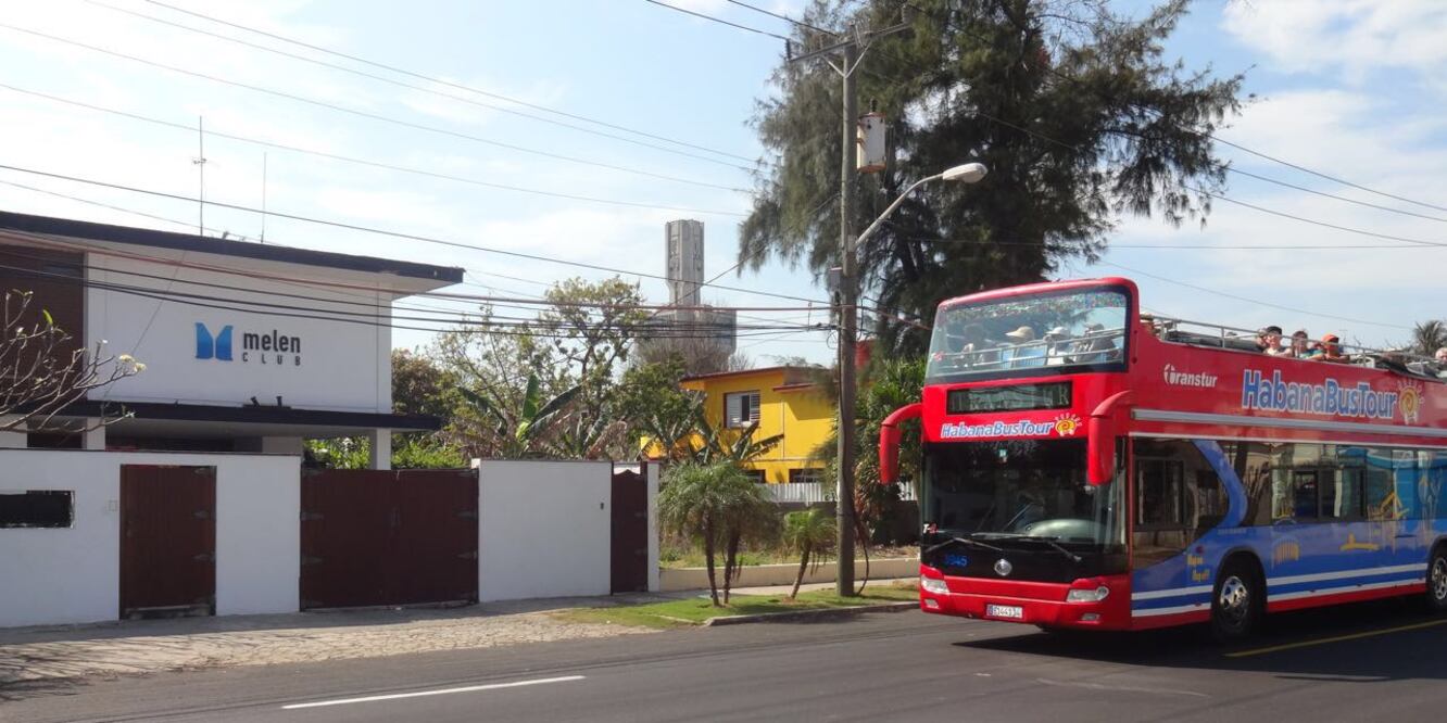 Un autobús de una empresa estatal que transporta turistas recorre las zonas en las que proliferan bares y restaurantes privados surgidos en los últimos años (JOSÉ MELÉNDEZ. EL UNIVERSAL)