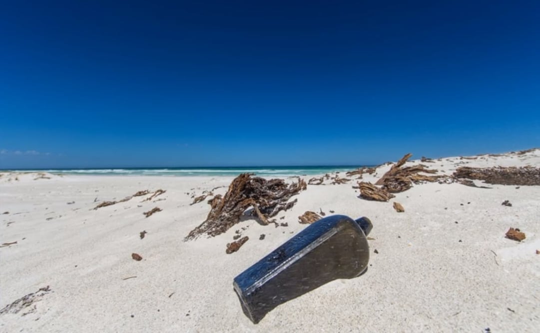 La nota que estaba en la botella fue encontrada en una playa de Australia. Foto: Captura YouTube / Western Australian Museum