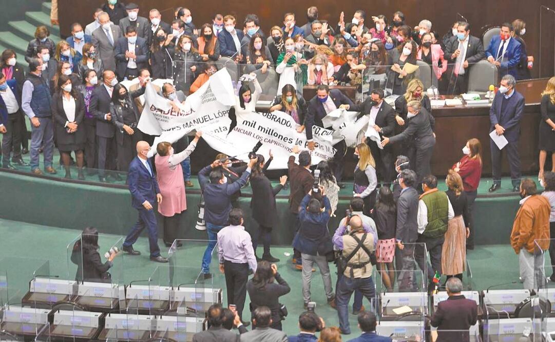 Diputados de oposición tomaron la tribuna en rechazo a una modificación al dictamen que busca eliminar el Fondo de Gastos Catastróficos. Fotos: CORTESÍA