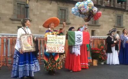 "Las Adelitas" le cantan las mañanitas a AMLO frente a Palacio Nacional