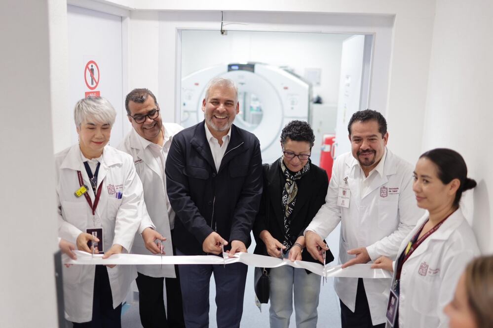 El gobernador Alfredo Ramírez Bedolla  puso al servicio de los michoacanos el nuevo acelerador lineal y Pet Scan. Foto: Especial