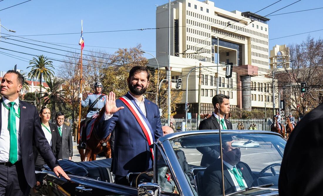 El presidente de Chile, Gabriel Boric (c), se retira del Congreso Nacional este domingo, en Valparaíso (Chile), tras su último informe presidencial. El país va a las urnas en noviembre. FOTO: CRISTÓBAL BASAURE. EFE