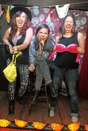 Las mujeres también ríen