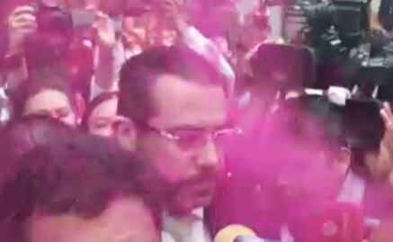 Arrojan diamantina a Jesús Orta, jefe de la Policía, en protesta por agresiones sexuales