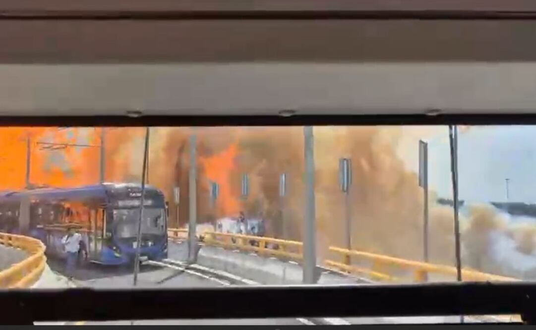 Pasajeros de trolebús elevado en Santa Martha Acatitla entran en pánico por explosión de pipa de gas. Foto: Captura de pantalla