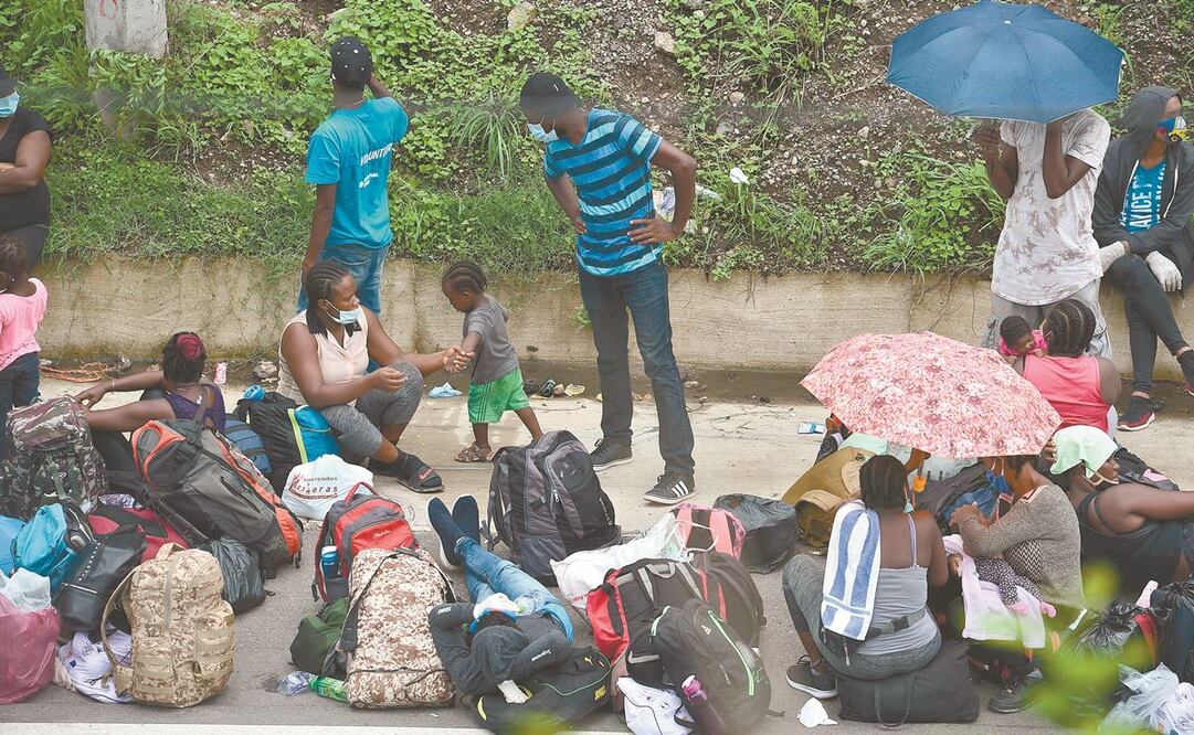 Migrantes de la República Democrática del Congo, Ghana y Costa de Marfil, en la carretera Panamericana, después de ser detenidos por las autoridades de Honduras, cerca de Choluteca. Foto: ORLANDO SIERRA. AFP