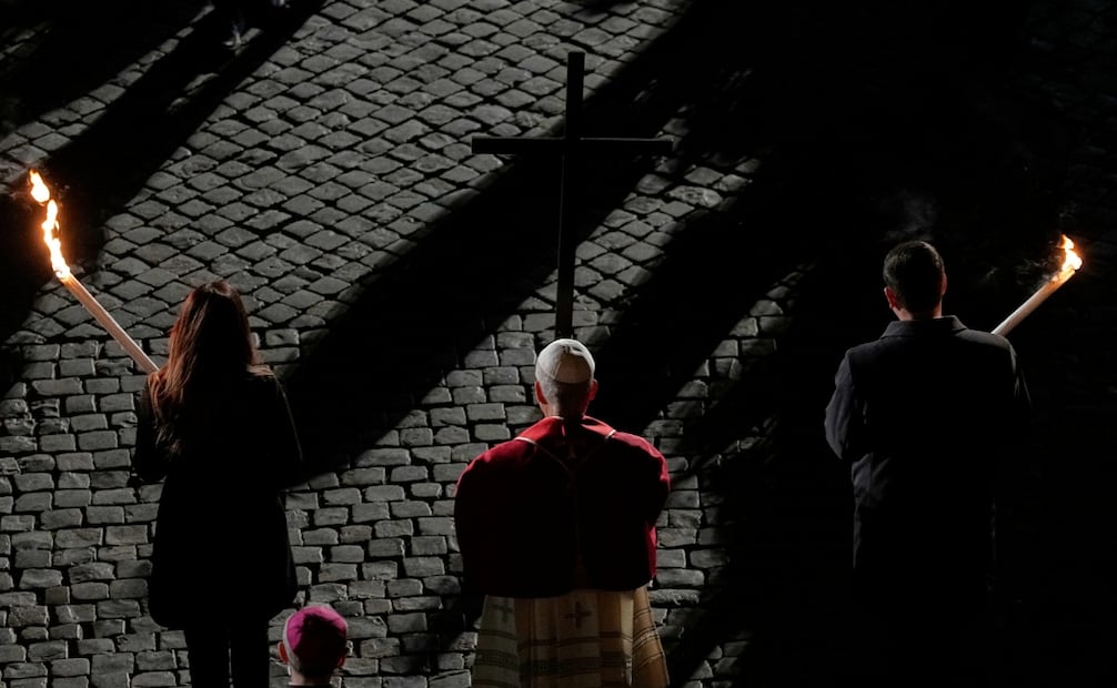 El papa León XIV carga la cruz a lo largo de las 14 estaciones del Viacrucis en el Coliseo de Roma este Viernes Santo. (03/04/2026) Foto: AP / Alessandra Tarantino.