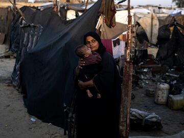 FOTOS: Entre ruinas se erigen miles de tiendas de campaña de palestinos desplazados en Gaza