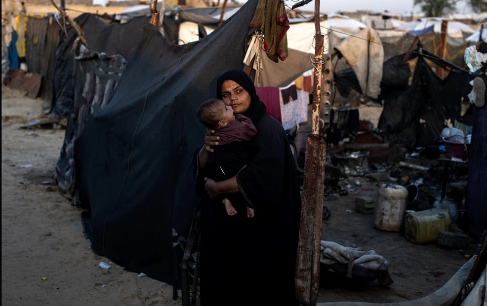 Um Ahmad, una mujer palestina desplazada de 33 años, sostiene a uno de sus cinco hijos, enfrenta condiciones humanitarias extremas en un campamento improvisado en Jan Yunis, al sur de la Franja de Gaza, el 18 de noviembre de 2025. Foto: EFE