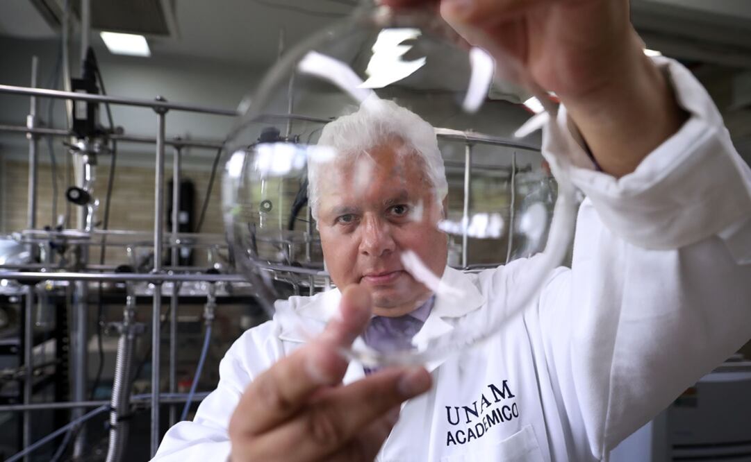 Desde niño, a Rafael Navarro le intrigaba saber si había vida en otros mundos. Esa idea lo obsesionaba. En 2002 fue invitado por la agencia espacial de EU para diseñar y adaptar un laboratorio químico móvil al robot Curiosity. (JUAN CARLOS REYES)