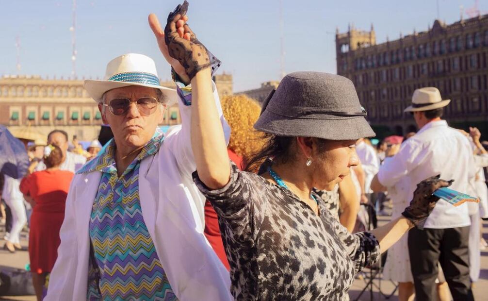 Personas muestran sus pasos de baile en el Zócalo de la CDMX (16/11/2025). Foto: Especial