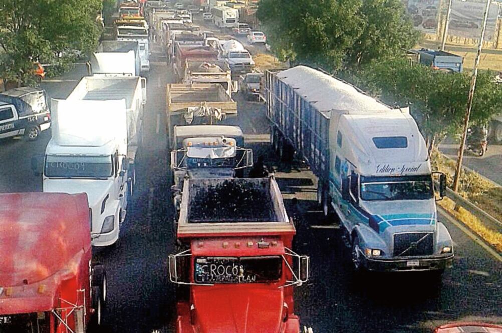Transportistas bloquearon las laterales de la carretera federal Texcoco- Lechería, a la altura del municipio de Texcoco; la autopista Peñon-Texcoco, en el Bordo de Xochiaca, y el Acueducto de Guadalupe (ARCHIVO EL UNIVERSAL)
