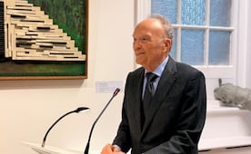 Reaparece exfiscal Gertz Manero en Reino Unido; encabeza inauguración de exposición en honor a Frida Kahlo