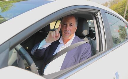 Meade disfruta el Pumas-Chivas en sus oficinas de campaña