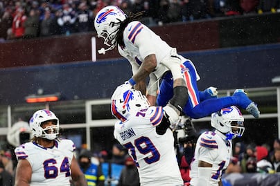 Bills remontan desventaja de 21 puntos y vencen a Patriots, siguen en la lucha por la AFC Este