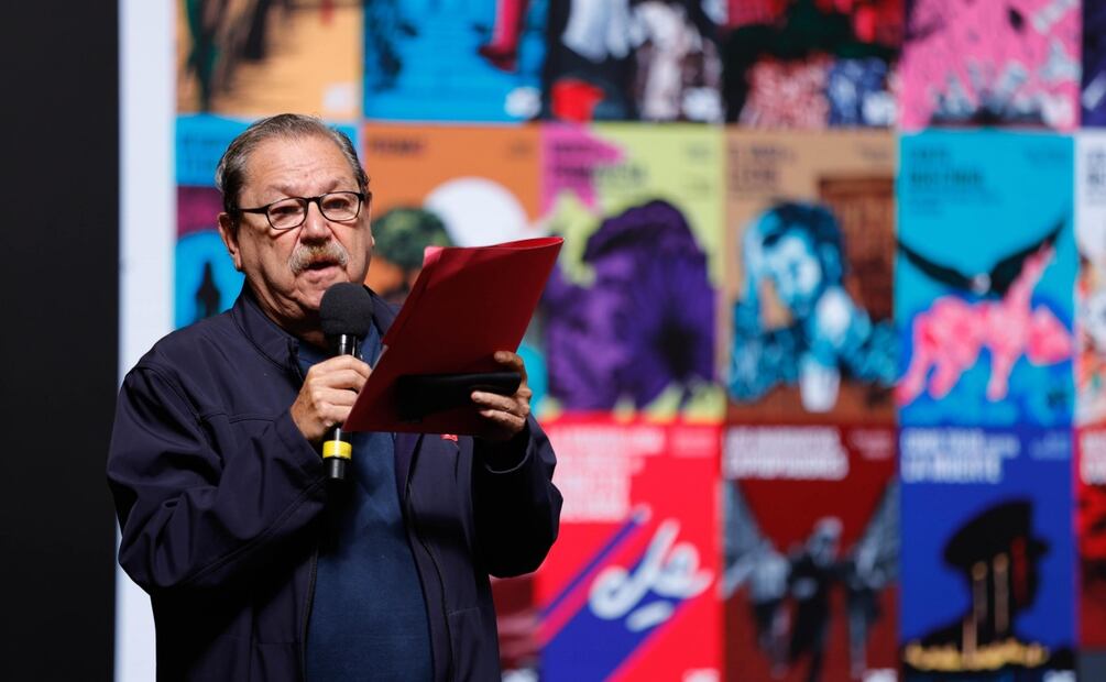 Tras exponer el proyecto “25 para el 25” para fomentar la lectura y regalar 2.5 millones de libros en toda Latinoamérica a personas de 15 a 30 años, Paco Ignacio Taibo II señaló que la batalla no es contra el celular, sino contra la frivolidad ante el uso de las redes sociales. Foto: Diego Simón Sánchez / EL UNIVERSAL