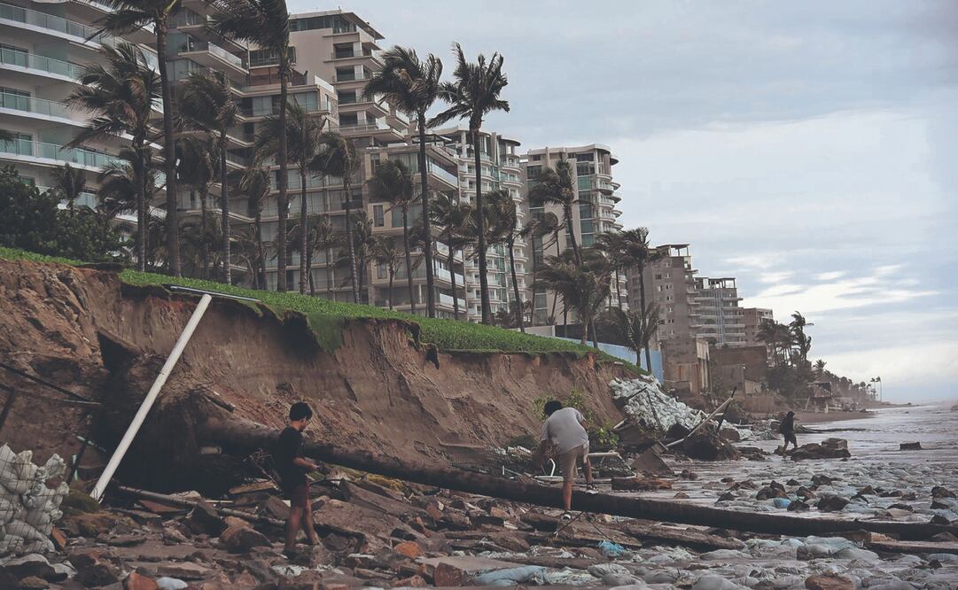 En la Zona Diamante de Acapulco, el mar de fondo destruyó accesos a hoteles, enramadas, albercas y construcciones en los límites de la playa. Foto: de Salvador Cisneros. El Universal