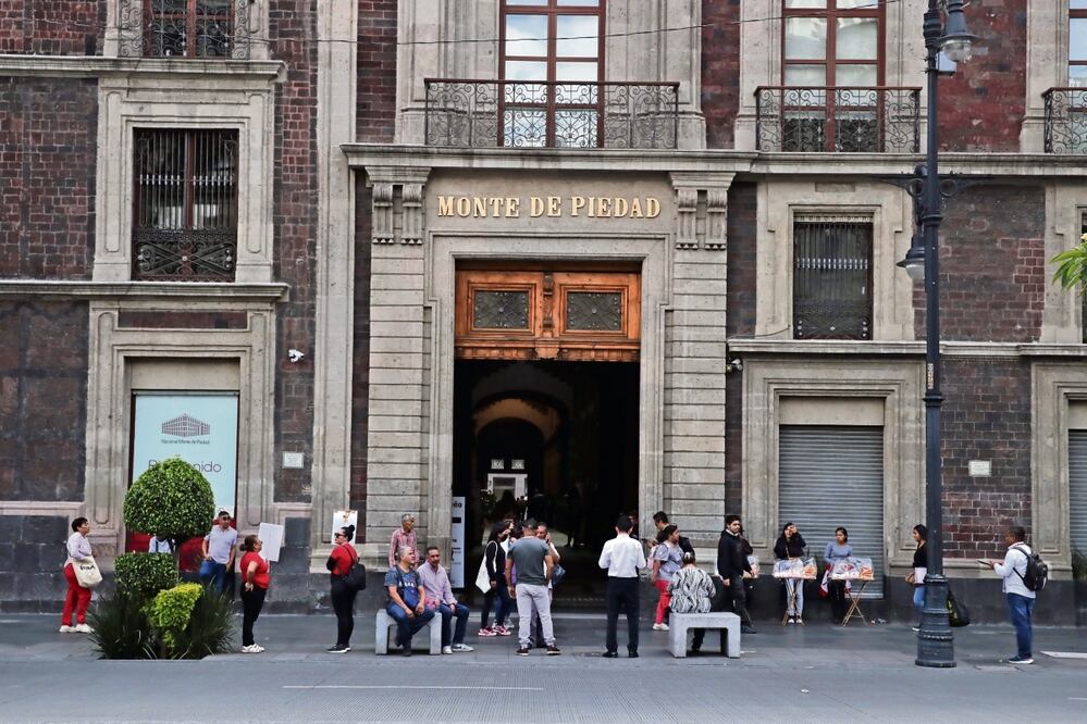 De acuerdo con el director del Monte de Piedad, el actual contrato colectivo de trabajo no les permite aceptar electrónicos para empeño más que en 70 de sus 300 sucursales. Foto: Fernanda Rojas/EL UNIVERSAL