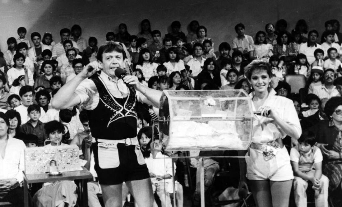 1970. En familia con Chabelo. programa de concursos, famoso por su "Catafixia" y por la publicidad de golosinas. Foto: Archivo EL UNIVERSAL