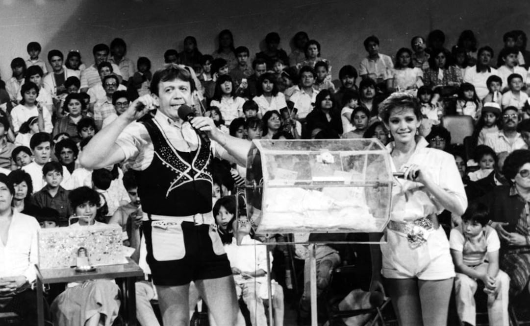 1970. En familia con Chabelo. programa de concursos, famoso por su "Catafixia" y por la publicidad de golosinas. Foto: Archivo EL UNIVERSAL