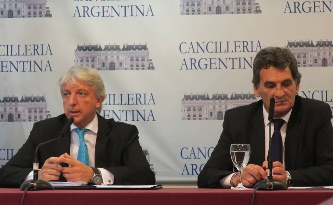 El vicecanciller argentino Carlos Foradori (i) habla en una rueda de prensa junto al secretario de Derechos Humanos de Argentina, Claudio Avruj, durante la presentación de documentos. FOTO: Natalia Kidd/EFE.